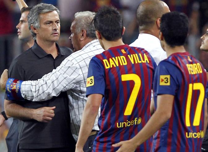 17 agosto 2011. Discussione tra Mourinho e i giocatori del Barcellona David Villa e Pedro. Ansa